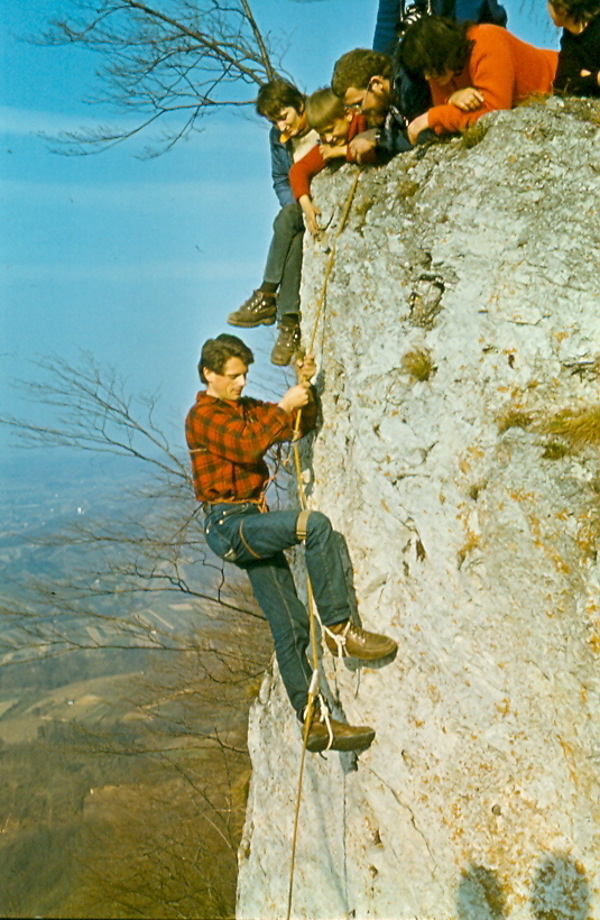 Hrvoje Malinar tijekom pokazne vježbe Gibbs-ovim penjalicama na Kamenim svatovima na Medvednici 1972. godine (Izvor: Hrvatski speleološki poslužitelj (speleologija.eu/SOV/poznativelebitasi))