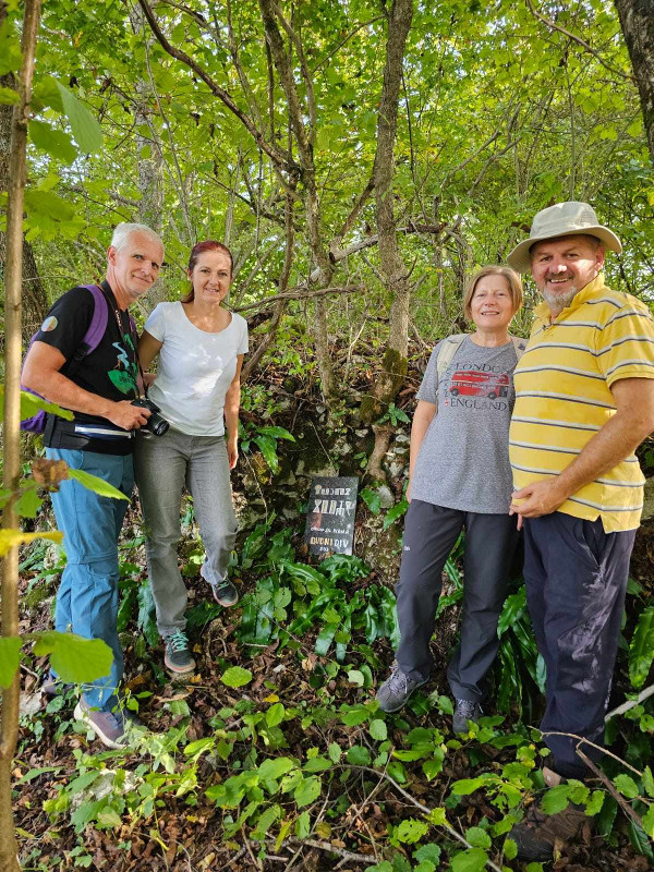 Uz spomen-ploču posvećenu srednjovjekovnoj glagoljaškoj crkvi Sveti Ivan u Blagaju (Foto: Dora Beronić)