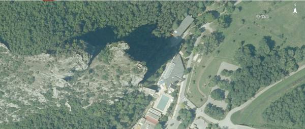 Previjesna stijena Gorostas uzdiže se neposredno zapadno od Istarskih toplica, a na vrhu se uočava pravokutni obris zidova stare crkve Sveti Stjepan. (Izvor: Geoportal (geoportal.dgu.hr))