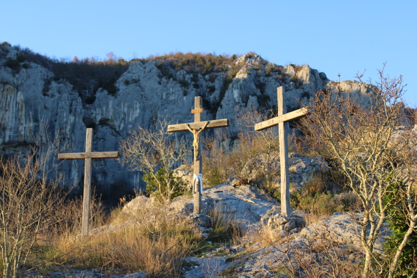 Kalvarija s trima križevima na padini povrh vršne zaravni s ostacima romaničke crkve Sveti Stjepan. (Foto: Goran Majetić)