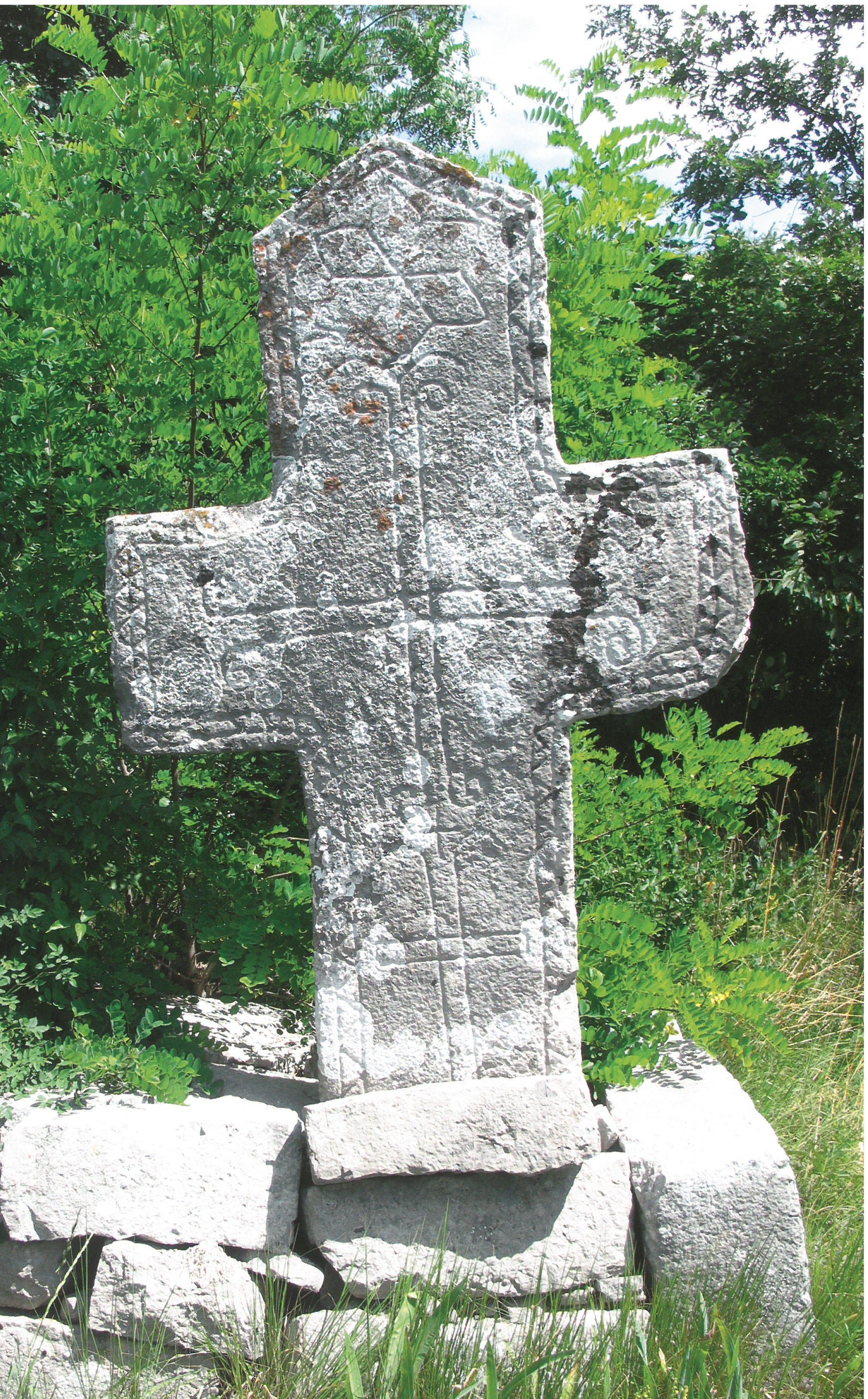 Jedinstveni stećak - križina (krstača) iz Like, smješten nedaleko Gračaca (Izvor: Katalog ”Izložba: Stećci 4. rujna 2008. - 2. studenoga 2008.” (Marinko Tomasović, Domagoj Perkić i Ivan Alduk ”Topografija stećaka u Hrvatskoj”))