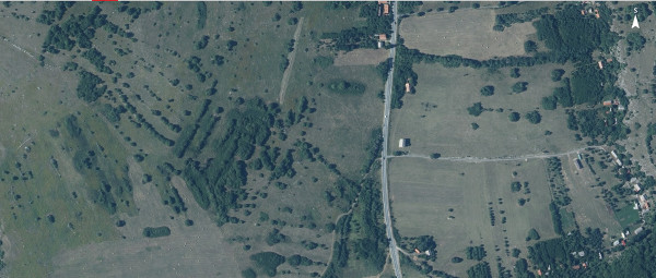 Crkvina s preostalim stećcima u selu Pećane nalazi se na južnome dijelu najveće šumske površine smještene zapadno (lijevo) od državne ceste Udbina - Korenica (zračna snimka iz 2022.) (Izvor: Geoportal (geoportal.dgu.hr))