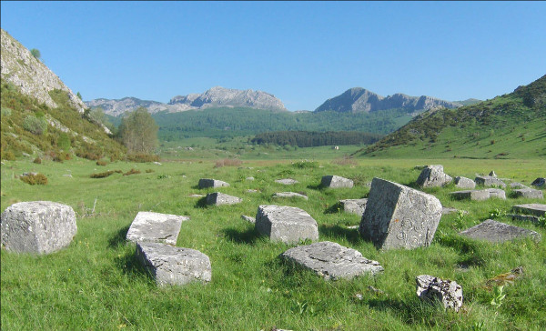 Planina Treskavica - nekropola sa stećcima u Gvoznom polju (1310 m.n.v.), u pozadini vrhovi slijeva nadesno: Kota (1908 m.n.v.) i Kobiljača (1780 m.n.v.) (Foto: Braco Babić, 2021.; Izvor: Braco Babić (bracobabic.com))