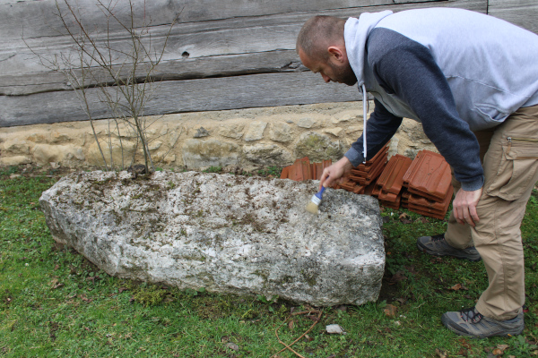 Manji od dva vapnenačka monolita u Vujškovićima, kojega odlikuje uzdužni krov na dvije vode, još uvijek leži prevrnut iznad groba (Foto: Goran Majetić)