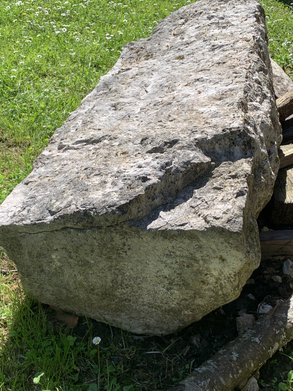 Pogled s čeone strane na manji monolit u Vujaškovićima, s uočljivim kosinama krovnog pokrova na dvije vode (Foto: Miško Erak)
