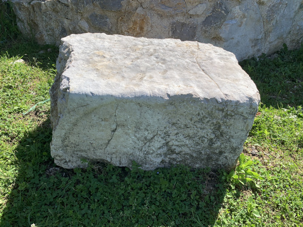 U usporedbi sa stanjem površine vapnenačih žara, za koje se smatra da potječu iz vremena rimske uprave, velike ploče iz iste vrste kamena doimaju se starije (Foto: Miško Erak)