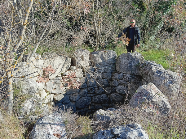 Veći kiklopski bunar Smokvica; u pozadini planinar Toni Inot koji je pronašao bunare i bio vodič piscu i suradnicima u istraživanju