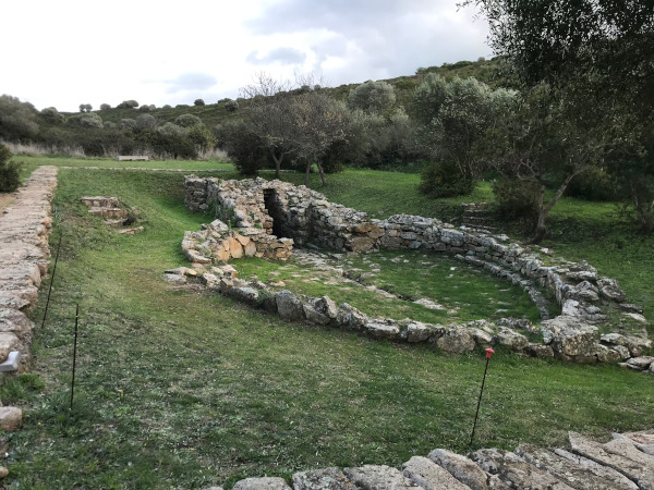 Sveti bunari na Sardiniji imaju ulaz sa stepeništem do vode, kao i dio bunara u Dalmaciji, ali su za razliku od naših natkriveni