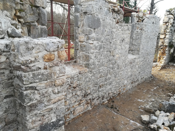 Radovi na djelomičnoj obnovi zidova crkve u Gornjem mekinjaru 2019. godine (Izvor: Sveštena Episkopija Gornjokarlovačka (eparhija-gornjokarlovacka.hr))