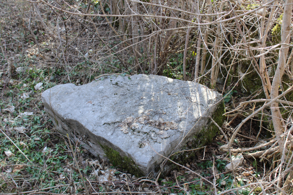 Ulomak debele kamene ploče u blizini crkvenog ulaza koja izgledom i veličinom odgovara izvornom stećku - sanduku (Foto: Goran Majetić)