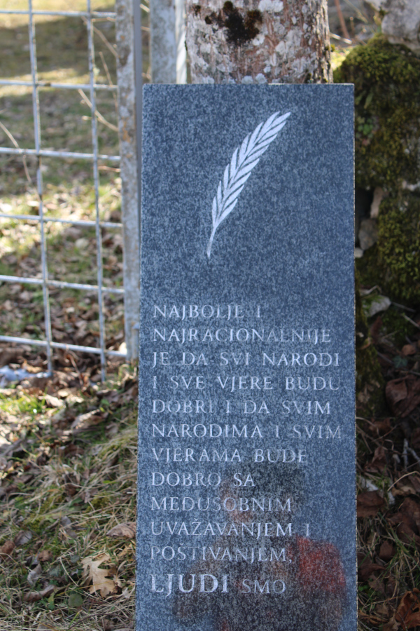 Bezuvjetna poruka mira i dobrote nepoznatog pisca na groblju uz hram Sveti Velikomučenik Georgije u Gornjem Mekinjaru (Foto: Goran Majetić)