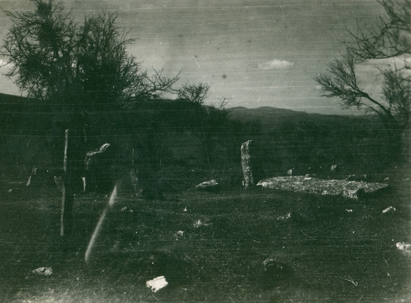 Fotografija Većeslava Henneberga iz 1933. godine koja prikazuje pločasti stećak s pripadajućom uzglavnicom (Izvor: Zbirka fotografske dokumentacije Ministarstva kulture i medija (fototeka.min-kulture.hr))