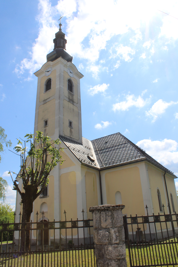 Župna crkva Presveto Trojstvo u Slunju u čijem dvorišnom krugu se nalazi vjerojatno stećak - sanduk (Foto: Goran Majetić)