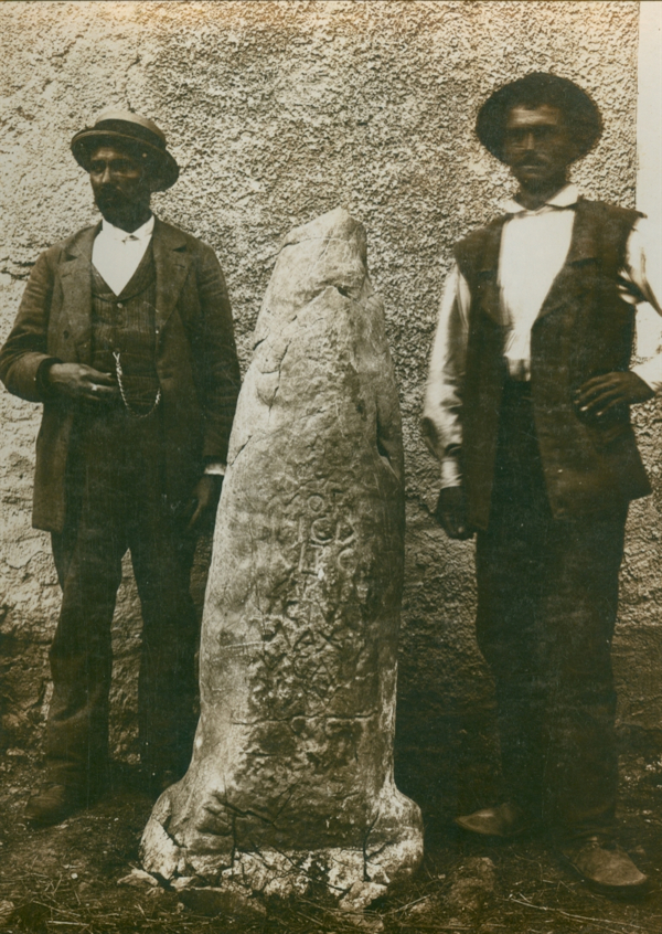 Miljokaz s rimske ceste koja je prolazila kroz područje današnjeg Medka, posvećen caru Maksiminu Tračaninu (235-238.), na snimci Josipa Brunšmida iz (prije) 1898. godine (Izvor: Zbirka fotografske dokumentacije Ministarstva kulture i medija (fototeka.min-kulture.hr): MKM - FKB, inv. br. 7177, br. neg. II-15306)