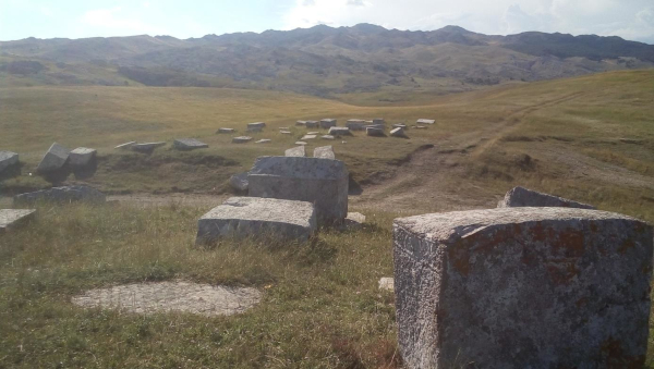 Nekropola stećaka u surovom i pustom  planinskom predjelu bez ikakvih naselja, Svatovsko groblje, Morine, na makadamskom putu Kalinovnik - Nevesinje. (Foto: Vinko Klarić)