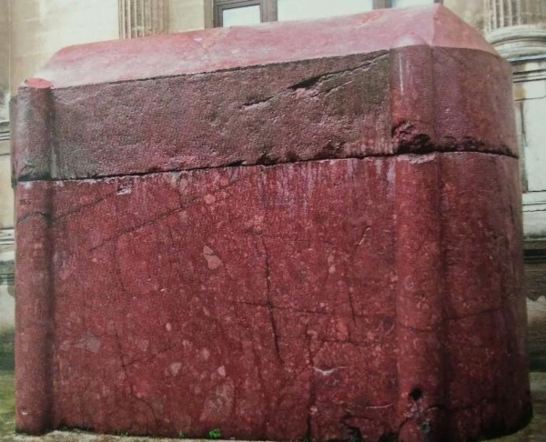 Porfirni sarkofag cilindričnog oblika u dvorištu Arheološkog muzeja u Istanbulu kojega povjesničari smatraju grobnicom bizantskog cara Julijana Apostate (Izvor: Jelena Šekrst ”Crveni porfir - simbolika i moć carskog kamena”, 2020.)