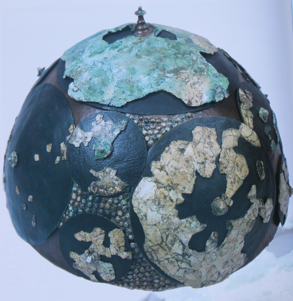 Izgled zdjelaste brončane kacige iz groba 6 u kneževskom tumulu 139 nakon restauracije (Izvor: Želimir Škoberne ”Budinjak - Kneževski tumul” (monografija), 1999.)