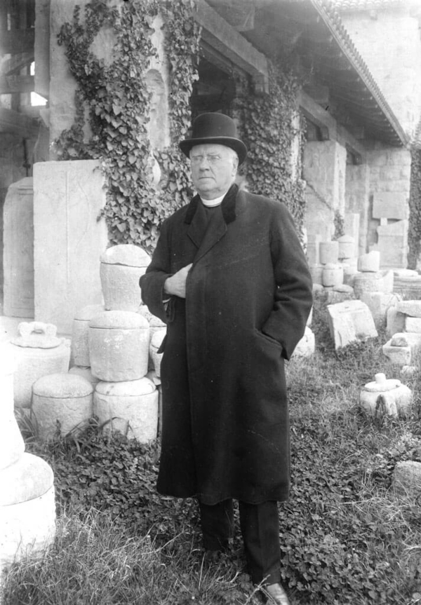 Povjesničar i arheolog Frane Bulić u lapidariju Arheološkog muzeja u Splitu (Izvor: Virtualni muzej grada Solina (vmgs.hr))