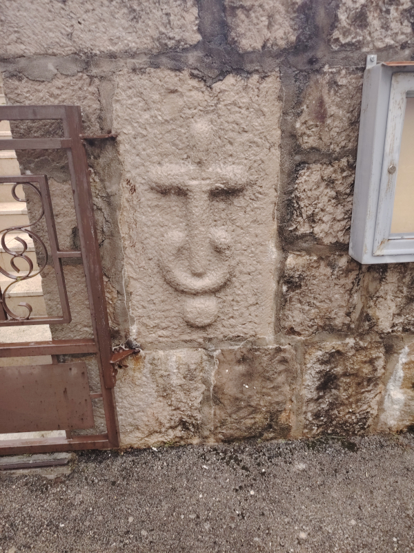 Stećak ugrađen u ogradni kameni zid podno pročelja crkvice Svi sveti u selu Gala (Foto: Stipe Vojković)