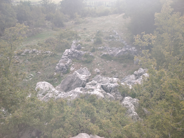 Na istoj živoj stijeni uočljive su i megalitske gradnje nepoznate namjene (Foto: Stipe Vojković)