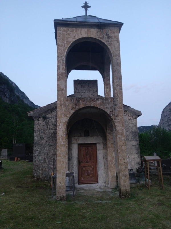 Današnji izgled pročelja crkve Sveti Ilija u Veljem Dubokom (Izvor: Facebook (facebook.com) stranica Kapetanovo jezero Centar Crne Gore, post od 6. lipnja 2025.)