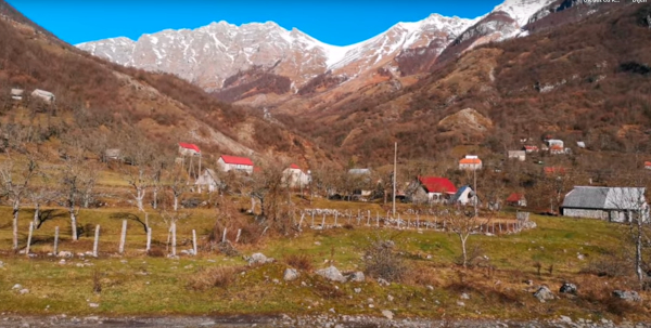 Groblje sa stećcima i obližnje groblje iz novijeg doba s pravoslavnom crkvom Svetog Ilije nalaze se na ulazu u Velje Donje, na uzvišenju iznad Donjeg Sela (Izvor: YouTube (youtube.com; Aleksandar Puletić ”Velje Duboko - Montenegrin village”, 11. siječnja 2022.))