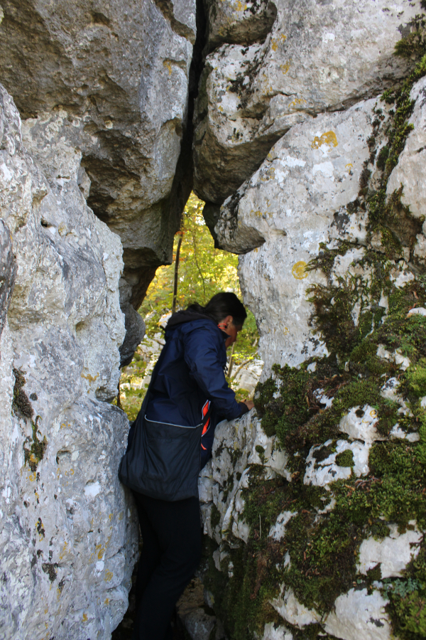 Provlačenje kroz Vrata kojima se stiže u carstvo ”palog kamenja” (Foto: Goran Majetić)