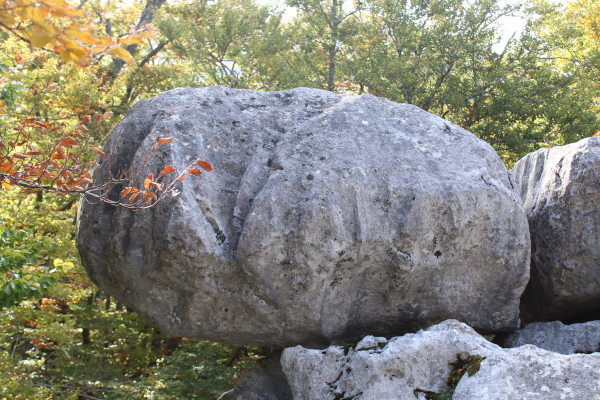 Ogroman jajoliki kamen, težak 10-ak tona, koji se tek na nekoliko točaka oslanja na stijenu (Foto: Goran Majetić)