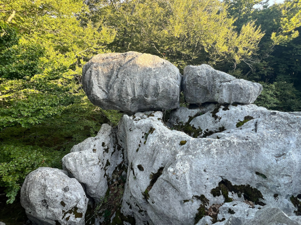 Dva, od ukupno četiri, samostojeća vršna megalita osebujne statike; jesu li tek neobični zaostaci stijenskoga trošenja ili su u namještanju bar najvećeg od njih sudjelovali i ljudi? (Foto: Katarina Žarki)