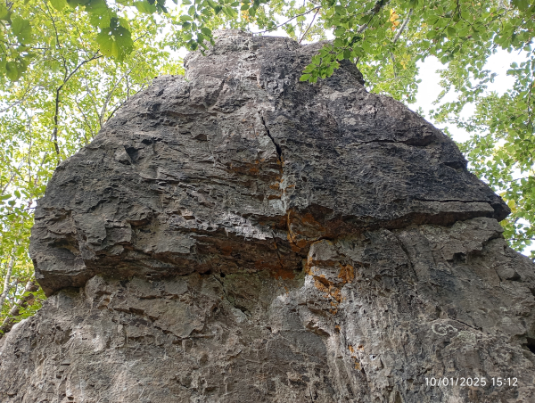 S jedne strane čitava ta kamena greda nazubljena je, kao da ju je netko preklesavanjem obukao u ljuske (Foto: Katarina Žarki)